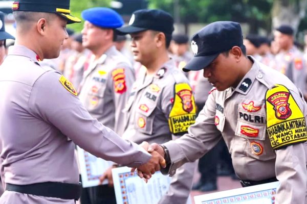 Personil Berprestasi Polsek Kotabaru Mendapatkan Penghargaan dari Kapolres Karawang