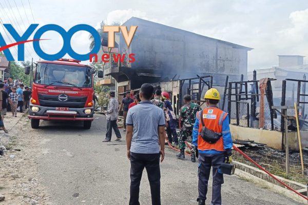 Polsek Kuantan Mudik Bantu Padamkan Kebakaran Satu Unit Rumah di Pasar Lubuk Jambi