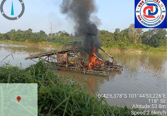 Polsek Kuantan Mudik Tertibkan Dua Unit Rakit PETI di Sungai Batang Tiu, Desa Setiang