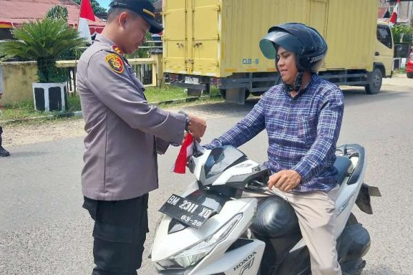 Polres Kuansing Bagikan Bendera Merah Putih Sambut HUT RI ke-80, Kapolres Tekankan Nasionalisme dan Tertib Berlalu Lintas